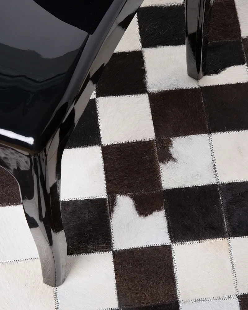 Round Cowhide Area Rug ⌀ 140 cm Black and Pérola BERGAMA
