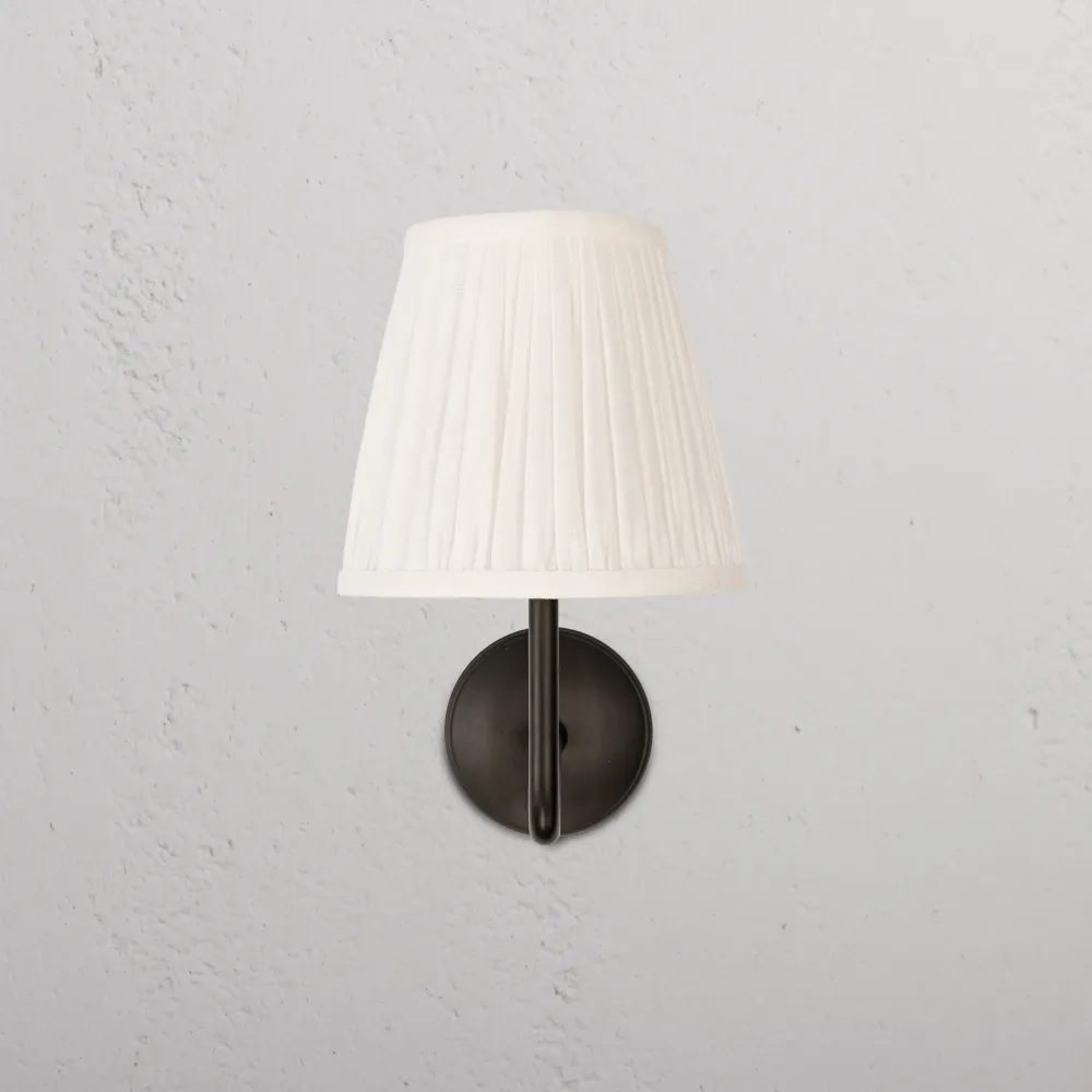 Candeeiro de parede médio Malvern plissado Branco-Alabastro – Cobre escuro