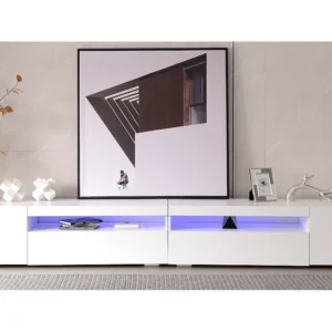 Móvel de TV atual com 4 portas e 2 nichos - LEDs - Comprimento 240cm - Madeira MDF - Cor branca