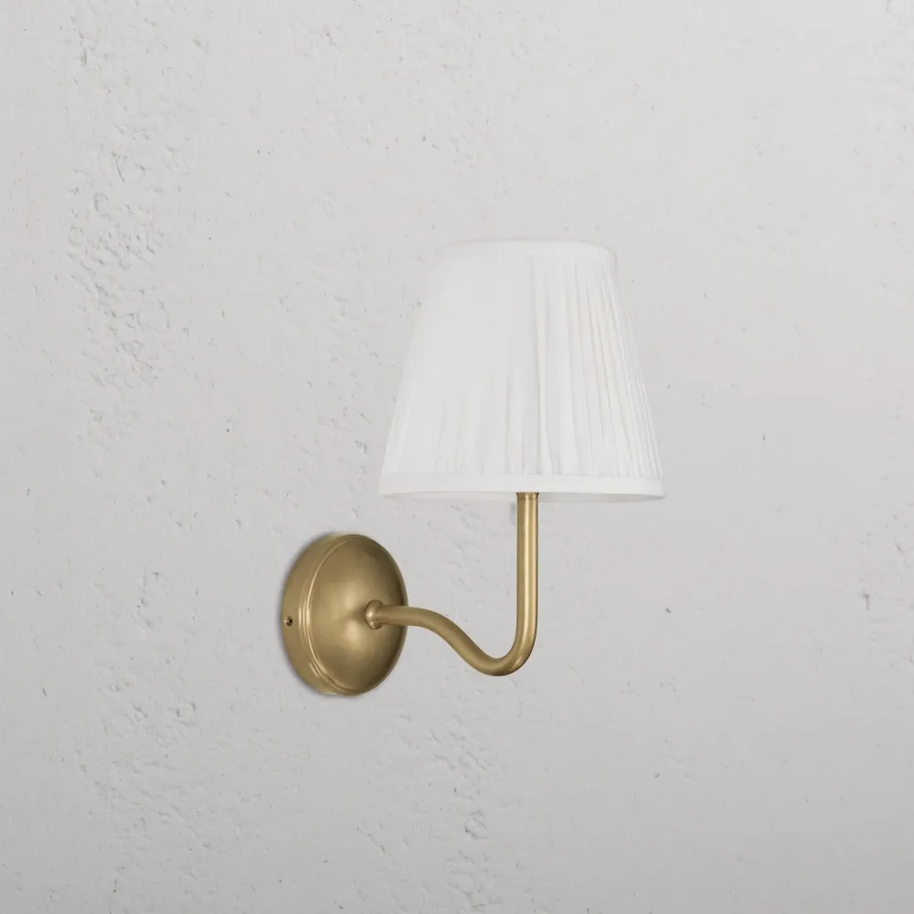 Candeeiro de parede médio Malvern plissado Branco-Alabastro – Latão Antigo